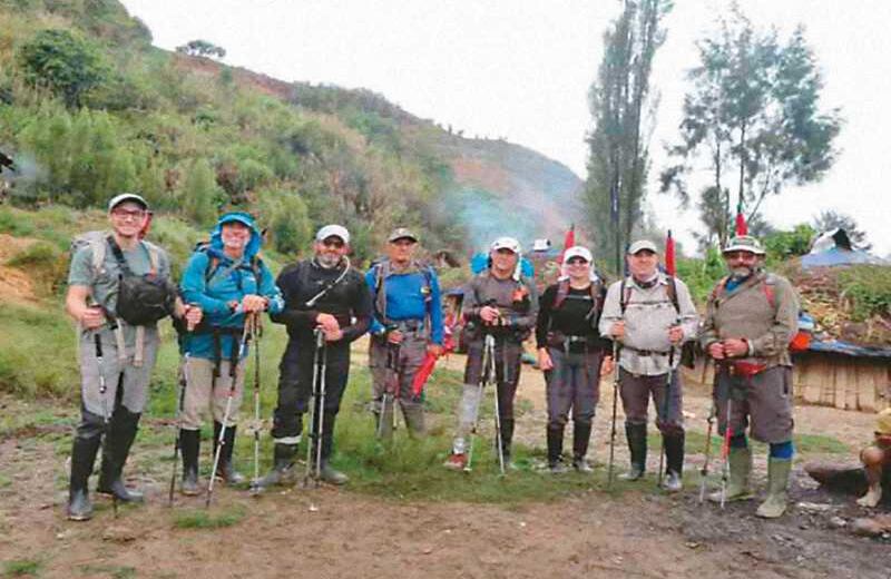Juan Pablo Ruiz y Marcelo Arbeláez lideran la expedición. El primero es economista y experto en estudios ambientales y ha subido cuatro veces al Everest. El segundo fundó Epopeya Colombia, empresa dedicada al montañismo, donde surgió la idea de las siete cumbres. Junto a ellos escalaron también José Francisco Arata, Nelson Cardona, Carlos Alberto Pinto, Juan Pablo Montejo, Sergio Vargas y Manuel Barrios.