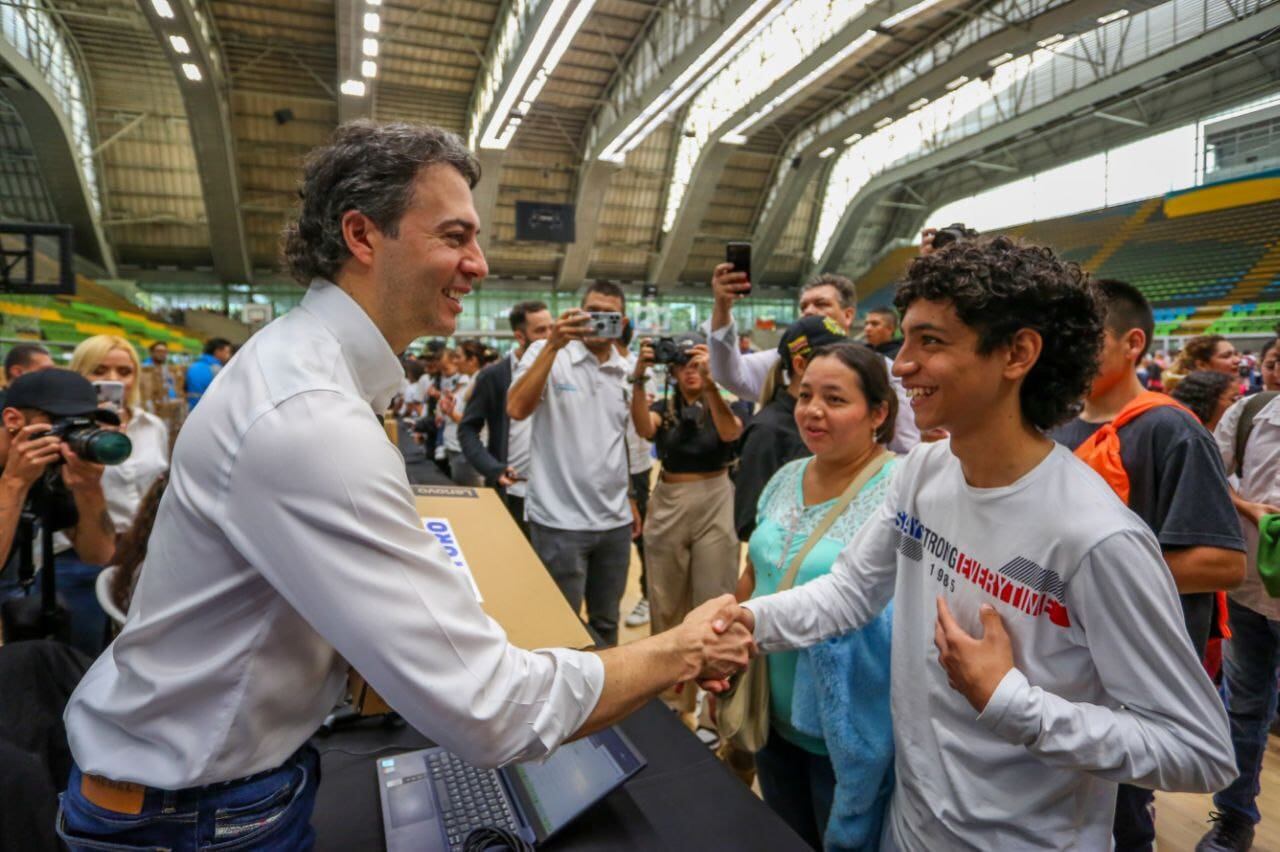 Daniel Quintero, alcalde de Medellín, durante la entrega de computadores a jóvenes de la ciudad.