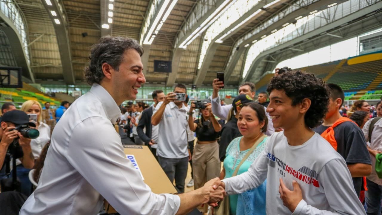 Daniel Quintero, alcalde de Medellín, durante la entrega de computadores a jóvenes de la ciudad.