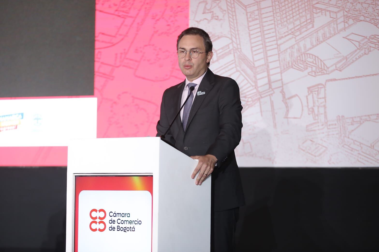 El presidente de la Cámara de Comercio de Bogotá, Nicolás Uribe, aseguró que ningún presidente de turno puede poner en peligro la propiedad privada.