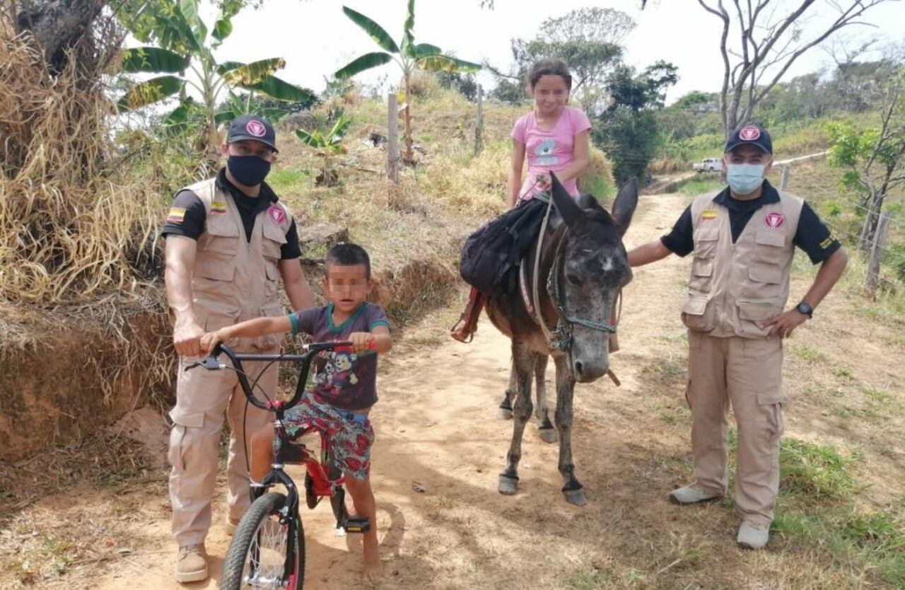 Soldados regalan bicicleta a un menor de edad