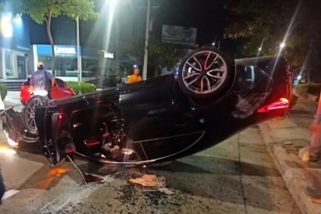 Un automóvil de gama alta, adscrito a nombre del hijo de Aida Merlano, protagonizó aparatoso accidente.