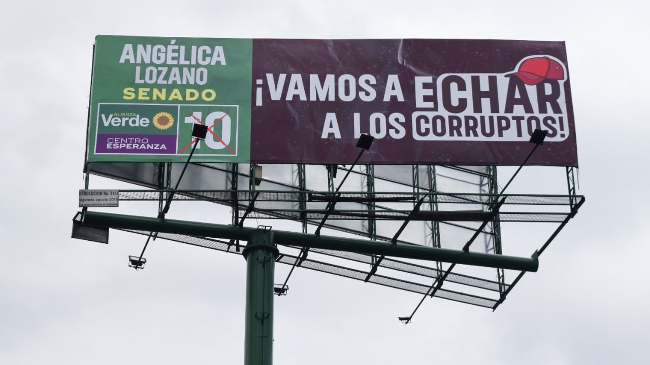 "Vamos a echar a los corruptos", la nueva valla de publicidad política de Angélica Lozano.