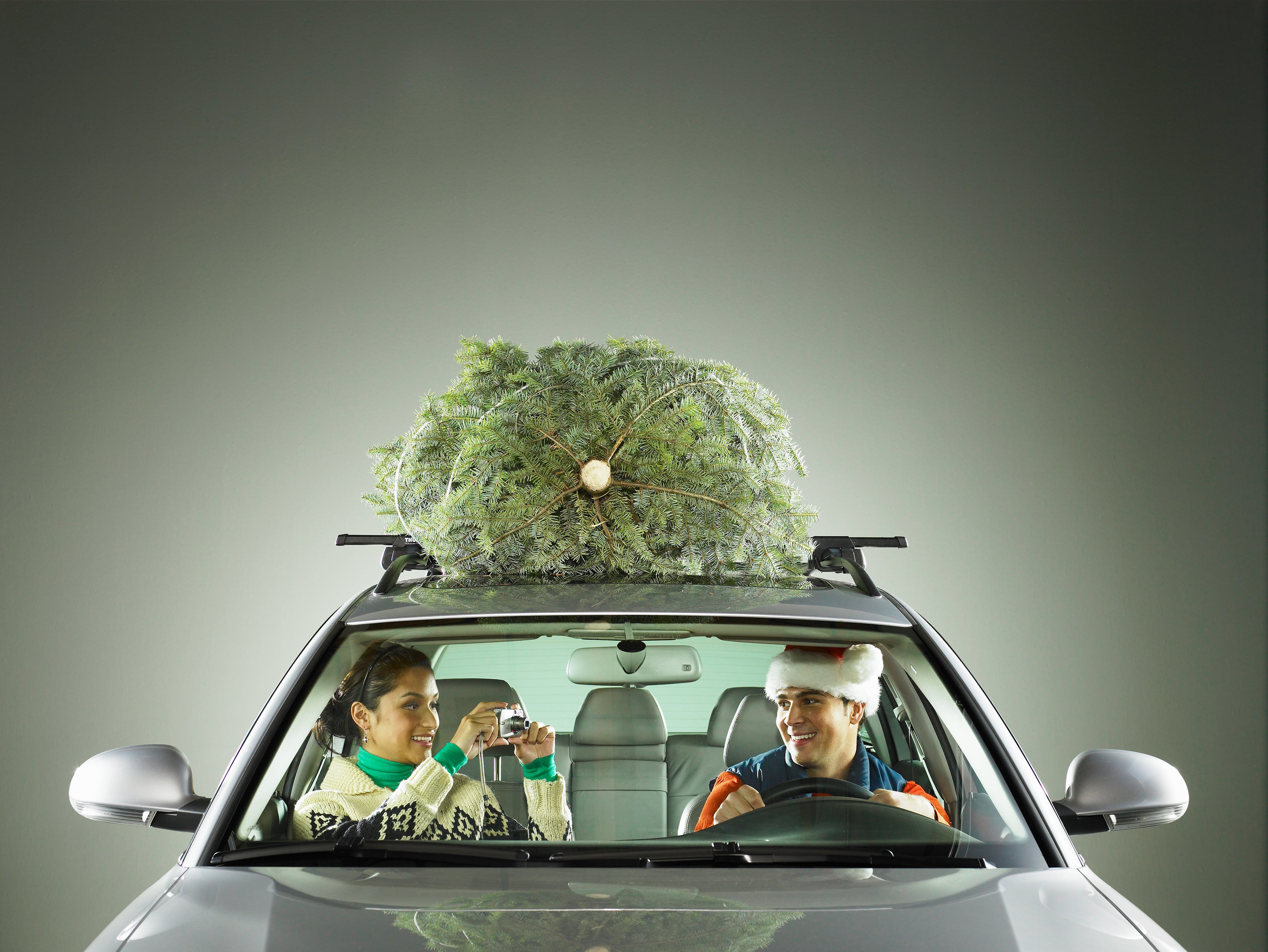 Aunque muchos conductores buscan contagiar el espíritu navideño, las luces intermitentes o de colores en vehículos pueden acarrear multas por violar las normas de tránsito.