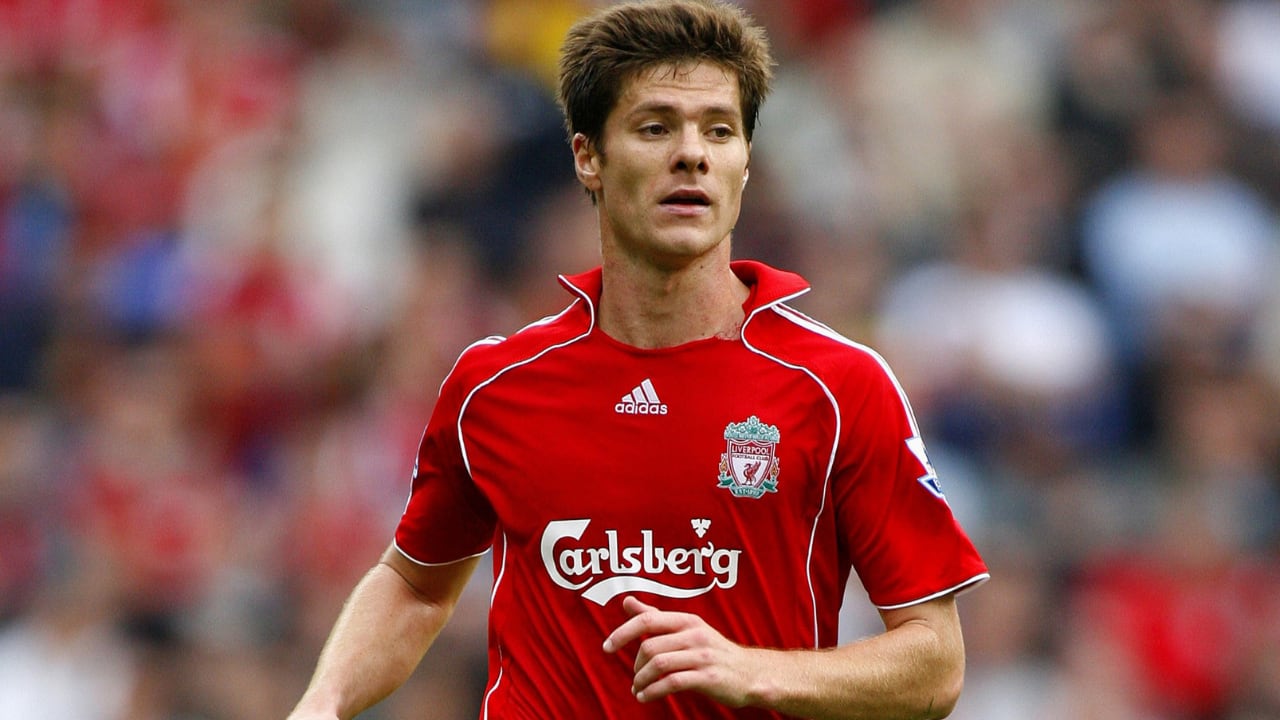Xabi Alonso con la indumentaria Adidas, de Liverpool, en 2006.