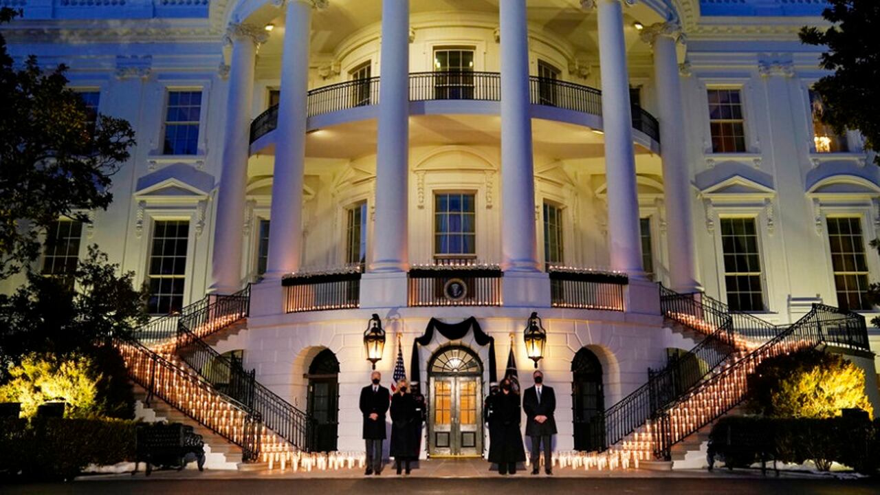 El homenaje a los fallecidos fue realizado en la noche del lunes en la Casa Blanca.