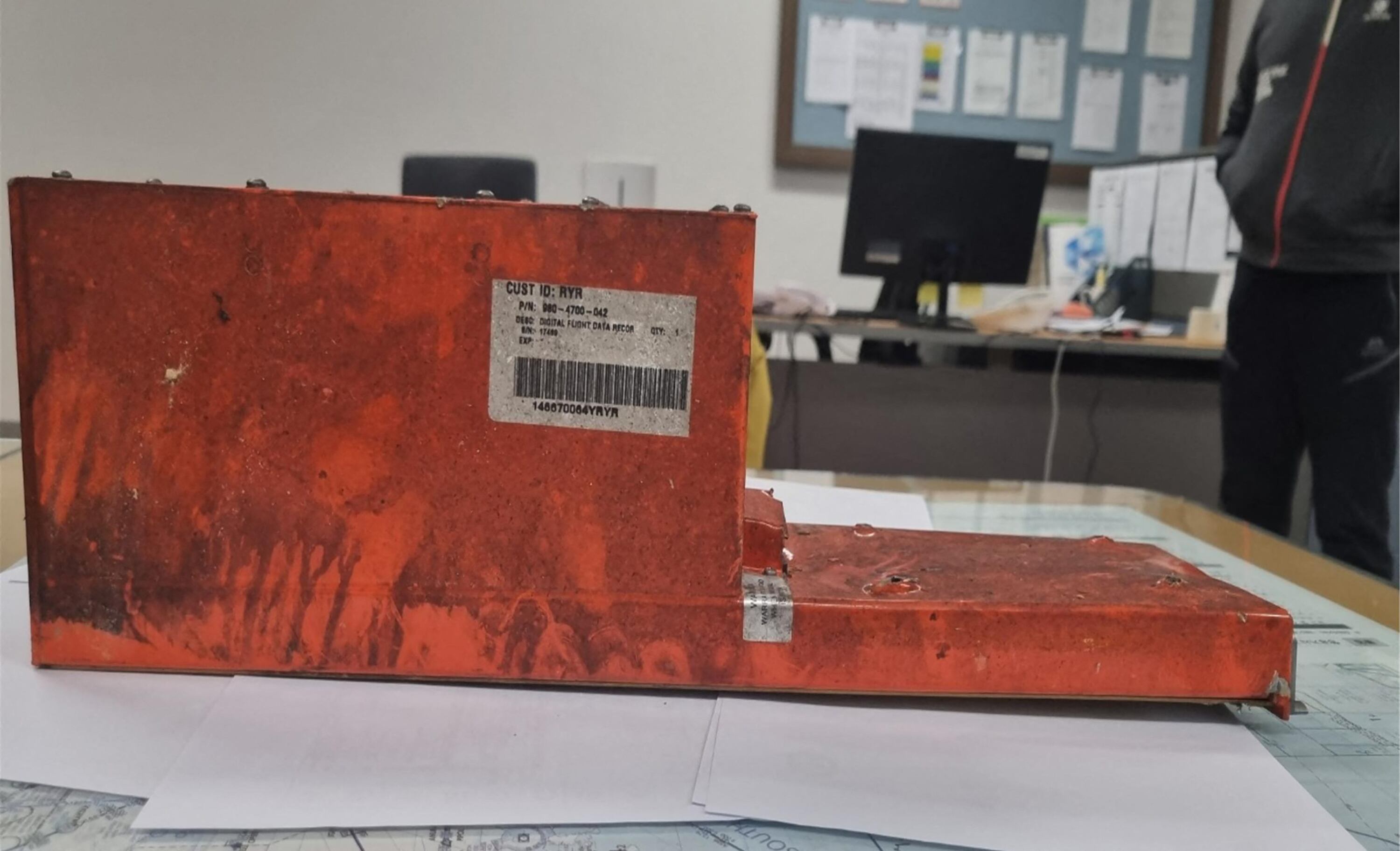 Esta fotografía sin fecha tomada en un lugar no revelado y publicada el 1 de enero de 2025 por el Ministerio de Tierra, Infraestructura y Transporte de Corea del Sur muestra el registrador de datos de vuelo (FDR) recuperado del vuelo 2216 de Jeju Air que se estrelló y mató a 179 personas.