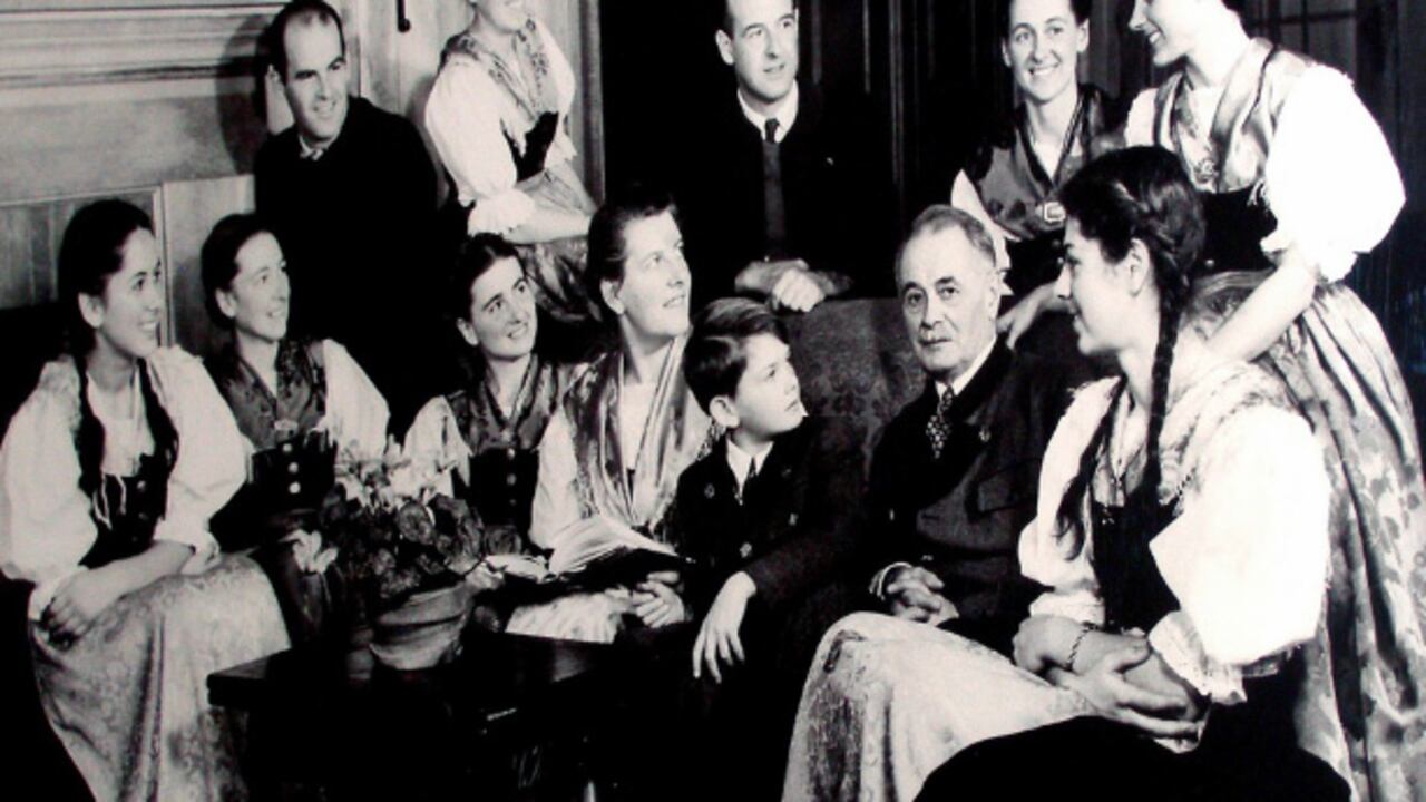 En esta imagen aparecen todos sus integrantes, incluidos los tres hijos que el barón Georg von Trapp y María Kutschera tuvieron después de casarse en 1927.