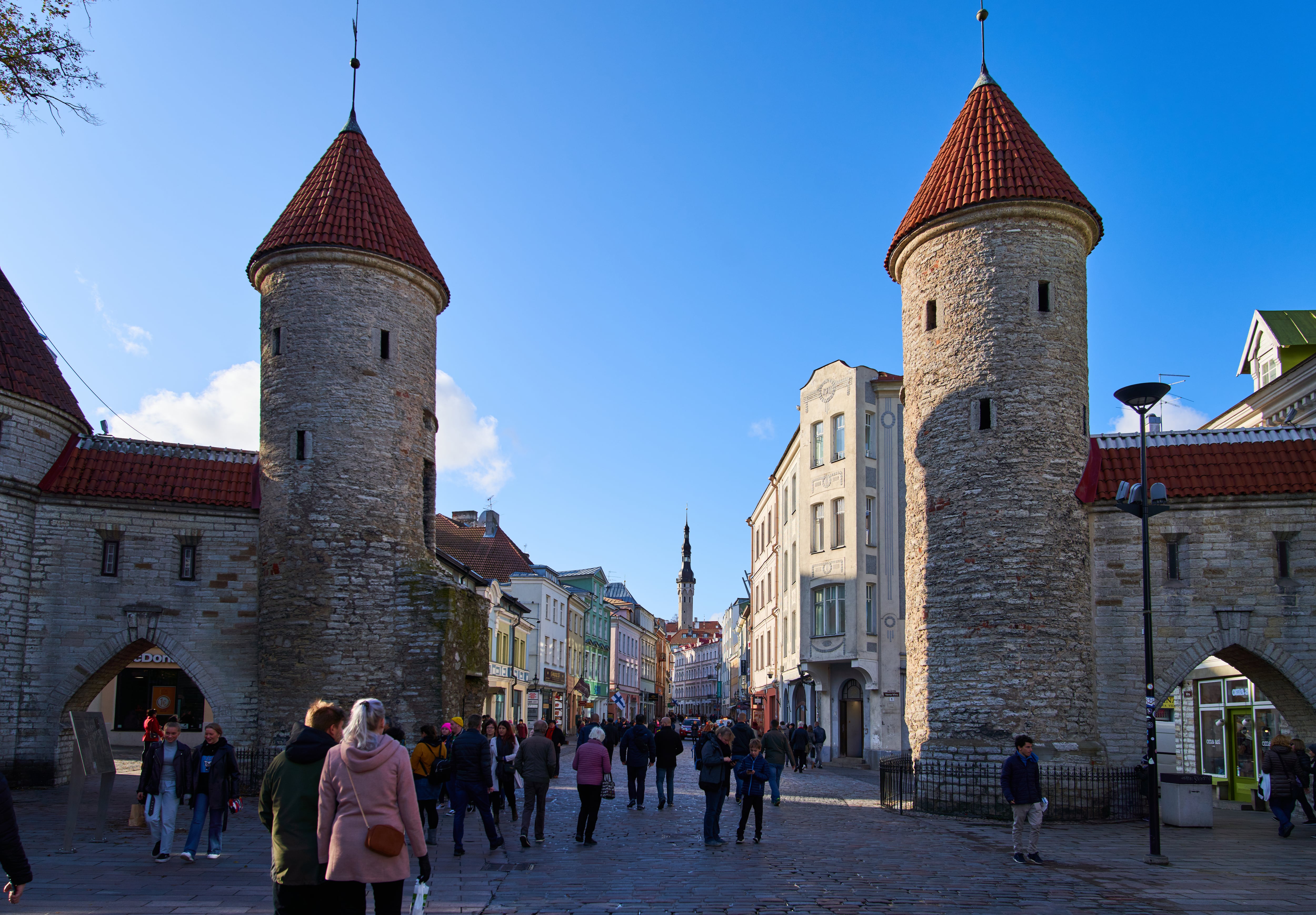 Las torres Viru Väravadon en la entrada del casco antiguo el 14 de octubre de 2019 en Tallin, Estonia.