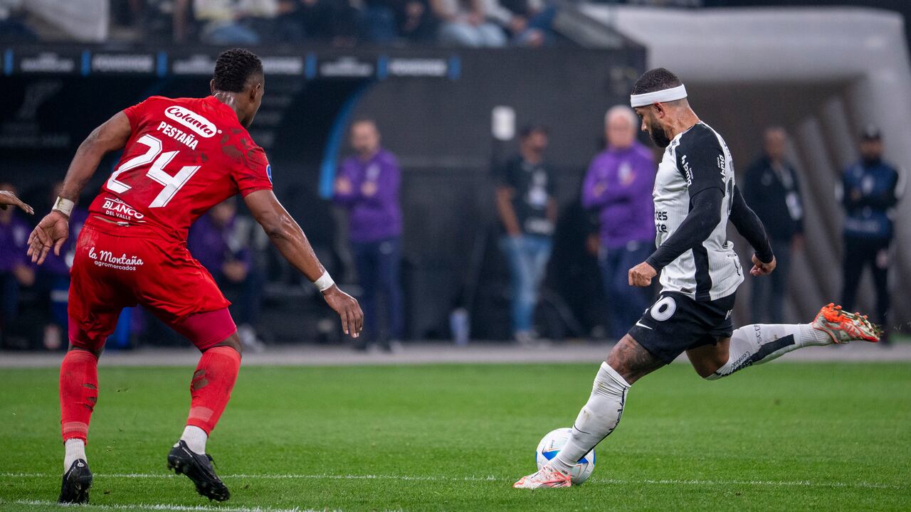Memphis Depay y Jean Carlos Pestaña en el compromiso por Copa Sudamericana.