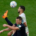 Montassar Talbi de Túnez, a la derecha, y Mitchell Duke de Australia saltan por el balón durante el partido de fútbol del grupo D de la Copa Mundial entre Túnez y Australia en el estadio Al Janoub en Al Wakrah, Qatar, el sábado 26 de noviembre de 2022.