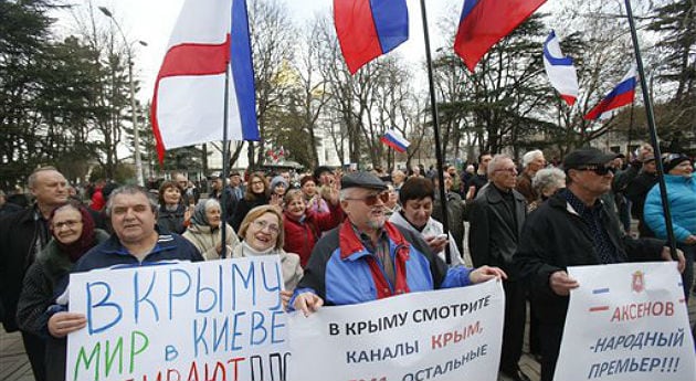 Cientos de manifestantes prorrusos se tomaron las calles en la península de Crimea en el año 2014.