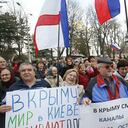 Cerca de 50 manifestantes prorrusos ondeaban banderas de Rusia y Crimea al frente del Parlamento en Simferopol, capital de la península, el martes 6 de marzo, 2014, junto con carteles con consignas como "paz en Ucrania, asesinato en Kiev" y "Aksyonov es el primer (ministro) de la gente".