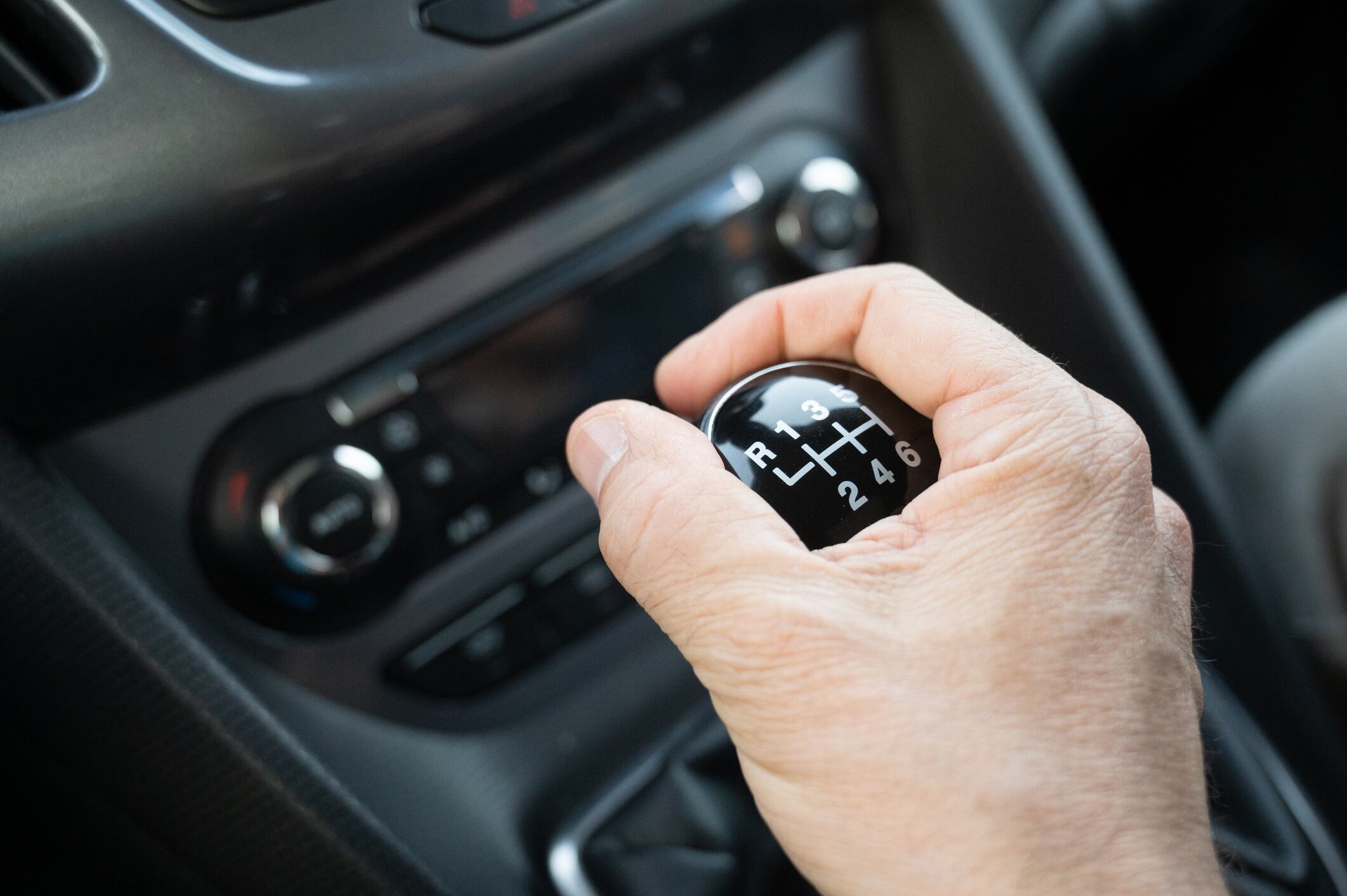 Palanca de cambios con la reversa ubicada en la posición de adelante.