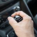 Palanca de cambios con la reversa ubicada en la posición de adelante.