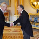 El embajador Roy Barreras estrecha la mano de su majestad el rey Carlos