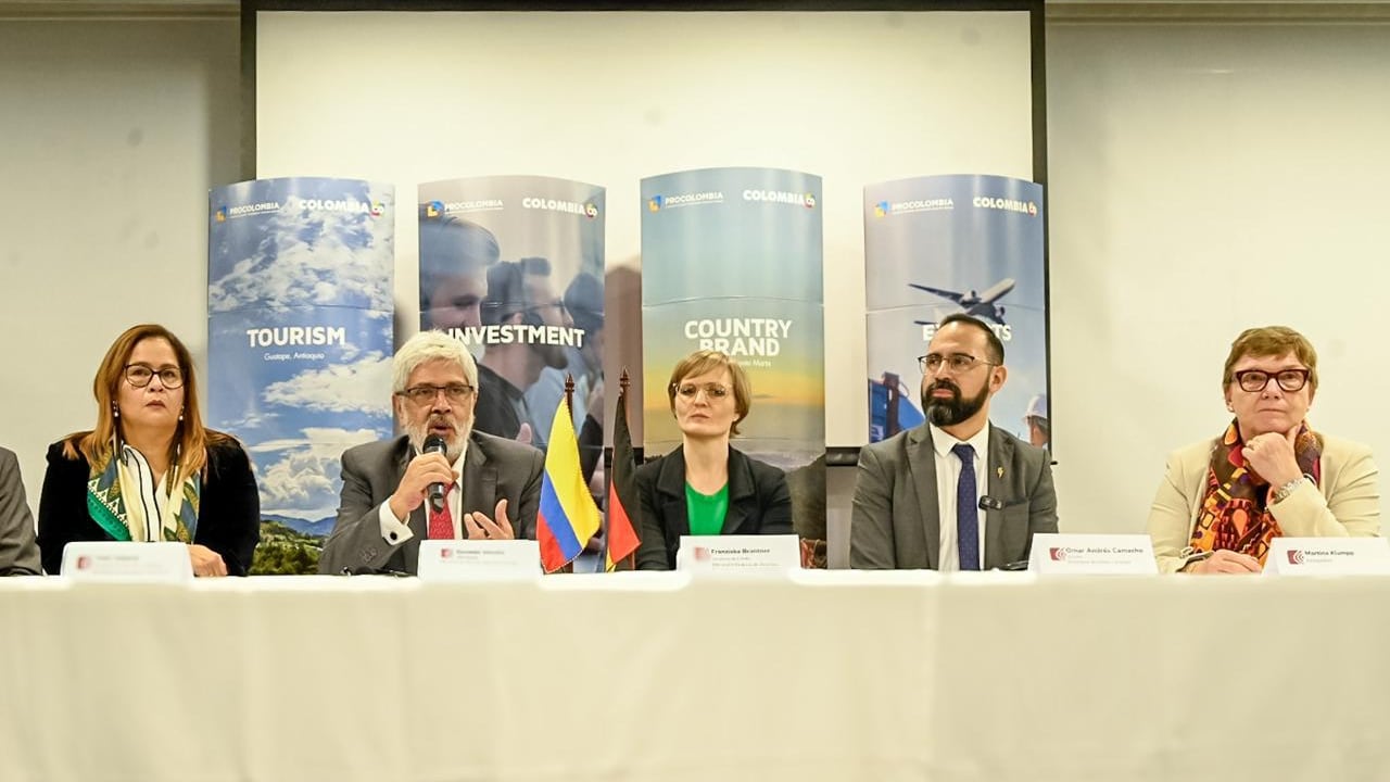 En la instalación del Comité Directivo del Grupo de Alto Nivel de Hidrógeno Verde entre Colombia y Alemania participaron la embajadora de Colombia en Alemania, Yadir Salazar; el ministro de Comercio, Industria y Turismo, Germán Umaña Mendoza; la secretaria de Estado Parlamentaria del Ministerio Federal de Economía y Protección del Clima, Franziska Brantner; el ministro de Minas y Energía, Andrés Camacho, y la embajadora de Alemania en Colombia, Martina Klumpp.