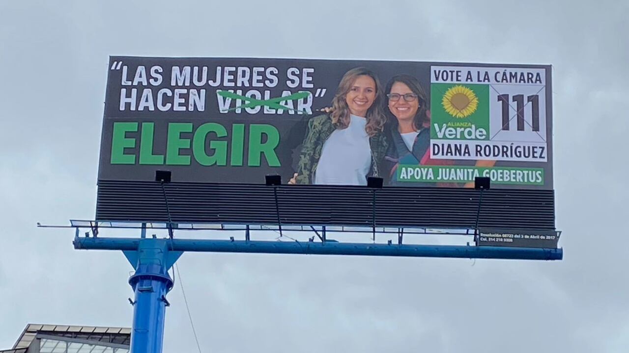 Juanita Goebertus y Diana Rodríguez instalaron una polémica valla en el norte de Bogotá.