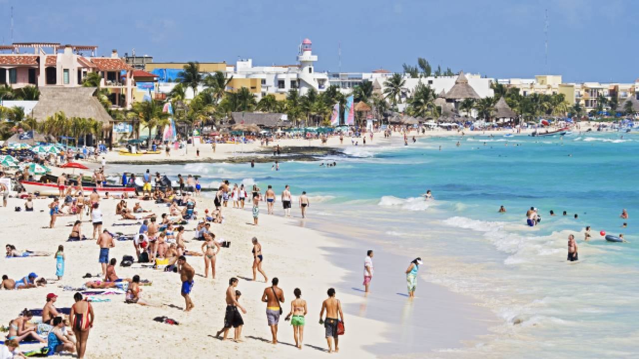Turistas disfrutan día de sol en Playa del Carmen, México.
