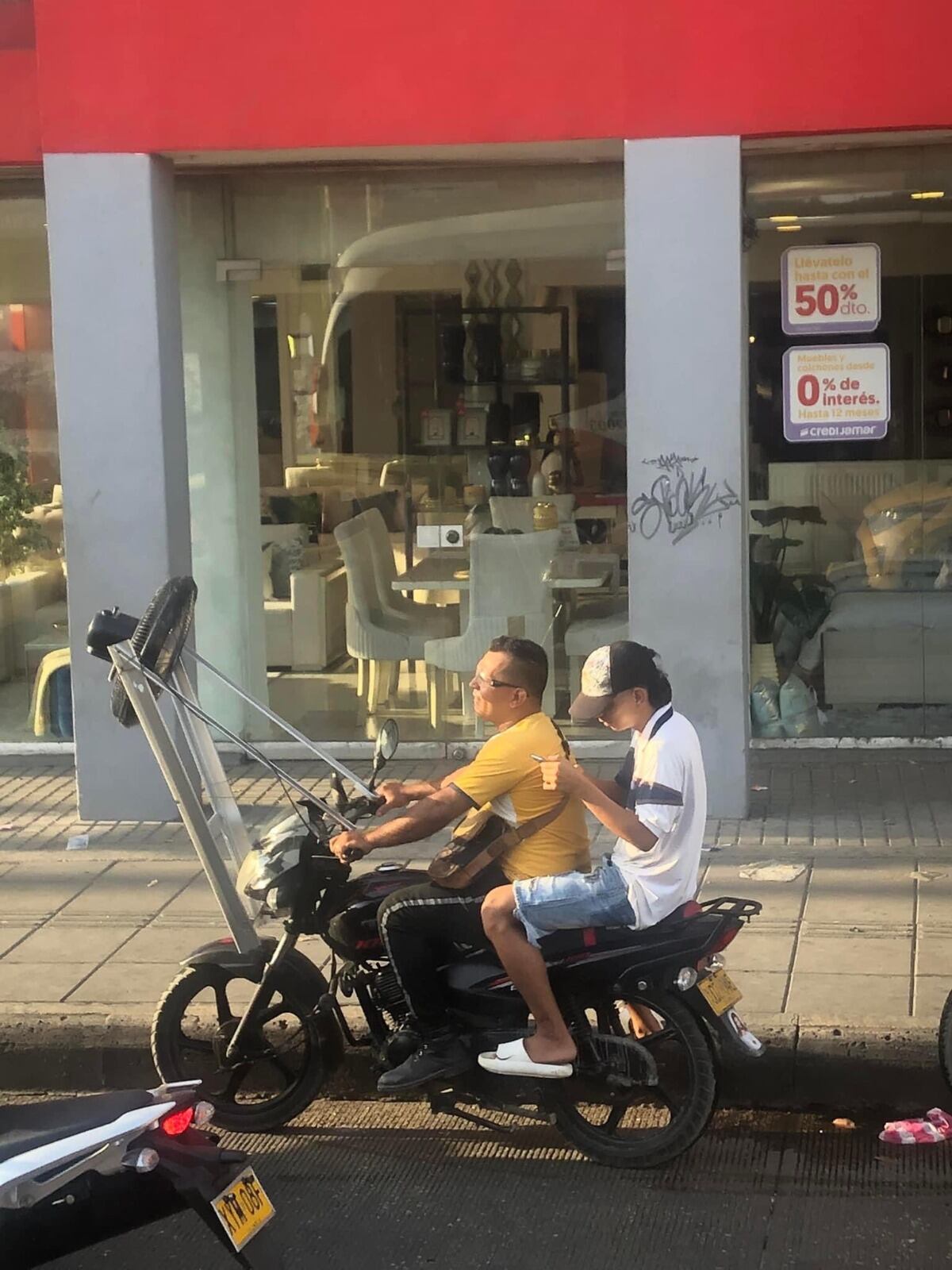 Modifican motocicleta para ponerle ventilador