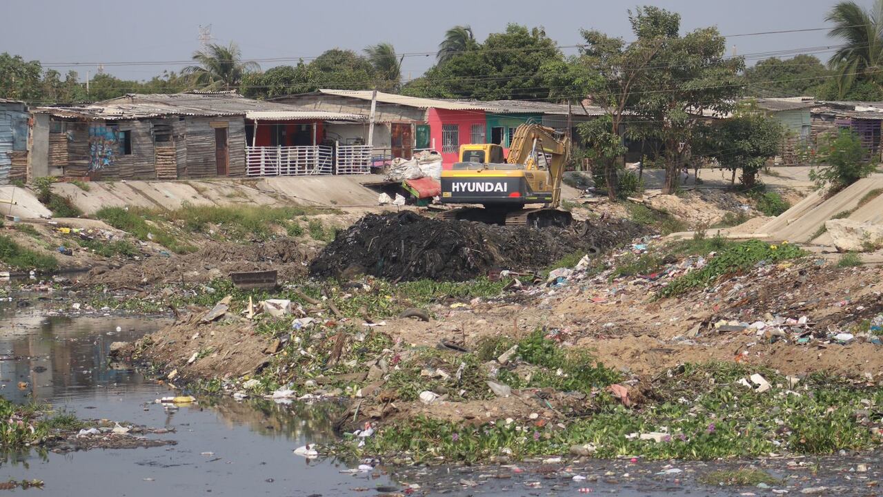 Limpieza de arroyos de las autoridades en Barranquilla.