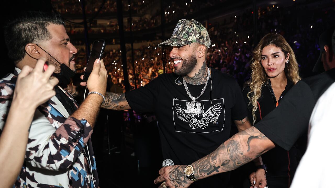 La persona que ayudó a la modelo aprovechó el momento para dar a conocer sus servicios.