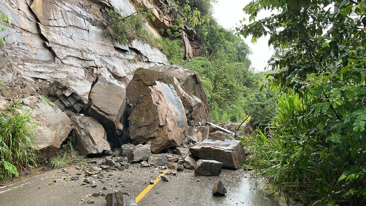 Uno de los eventos más preocupantes fue la caída de grandes rocas en la vía Arbeláez–Pandi.