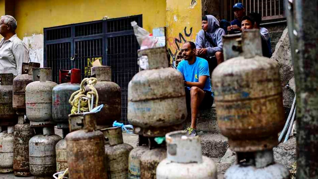 En Venezuela, la crisis ha afectado todos los servicios, incluso el suministro de gas. La producción de crudo sigue cayendo a un ritmo de 142.000 barriles durante la crisis energética.