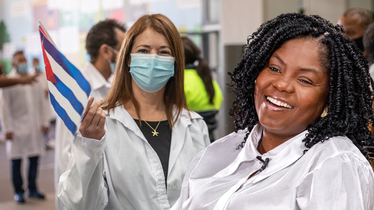 La alta funcionaria contó que en Cuba ella estaba en un diálogo hablando, tras visitar la Escuela Latinoamericana de Medicina de la isla, donde hay alrededor de 1.000 jóvenes colombianos estudiando.