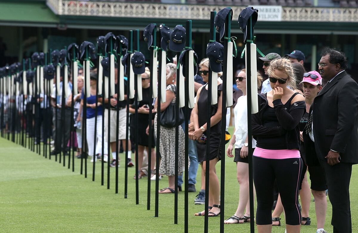 Dolientes se reúnen para el funeral del jugador de cricket Phillip Hughes en Sídney, Australia. Hughes murió el pasado jueves, dos días después de haber sido golpeado en la cabeza por una pelota durante un partido de cricket. (AP)