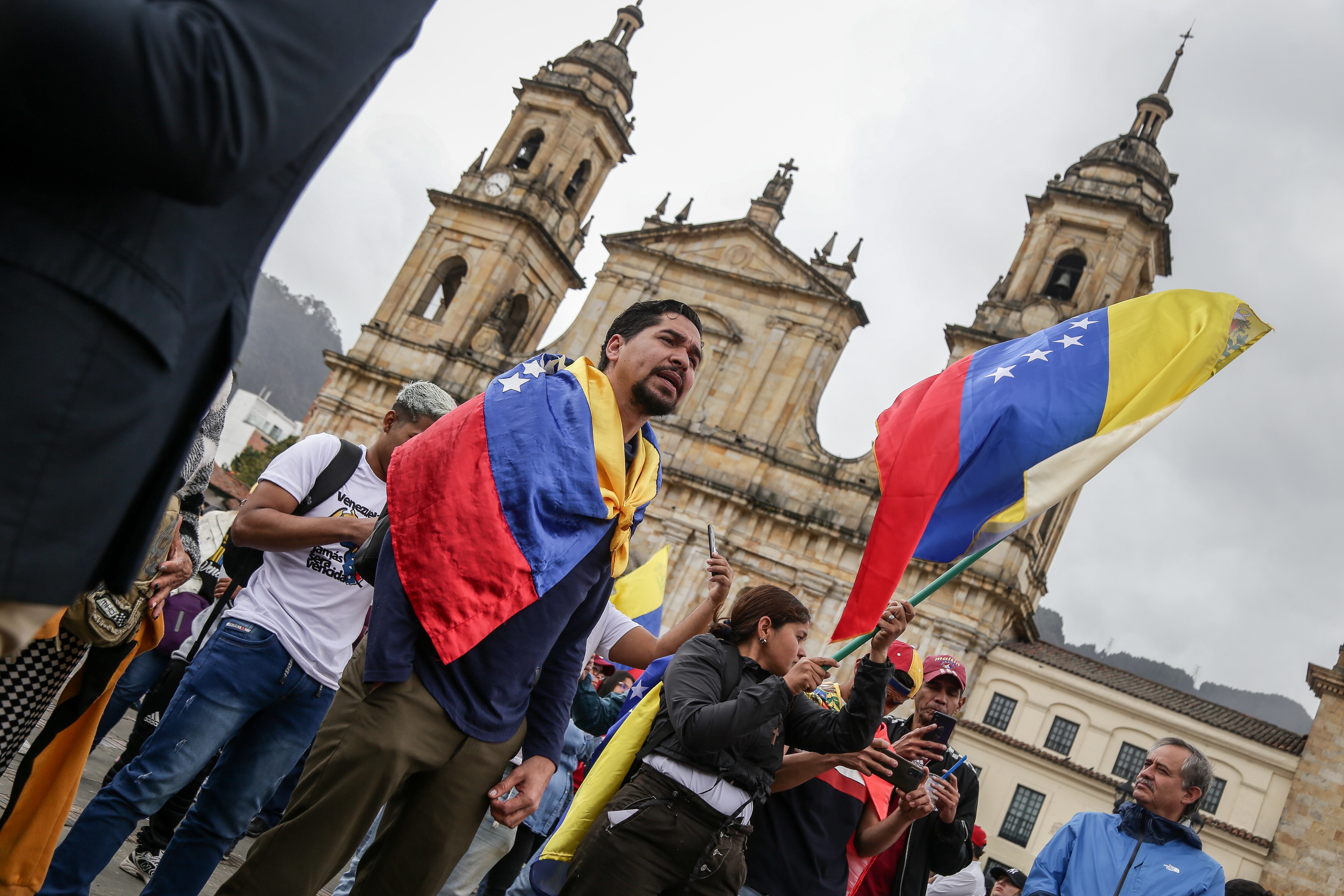 Venezolanos se congregan en la Plaza de Bolívar, de Bogotá, para manifestar su rechazo a los resultados de las recientes elecciones presidenciales.