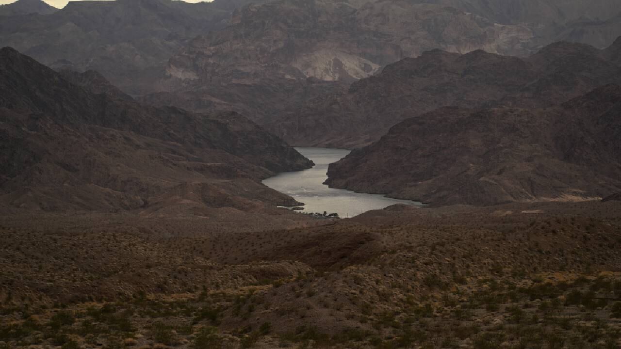 El agua fluye por el río Colorado desde la presa Hoover en el noroeste de Arizona, el 14 de agosto de 2022, cerca del Área Recreativa Nacional del Lago Mead.