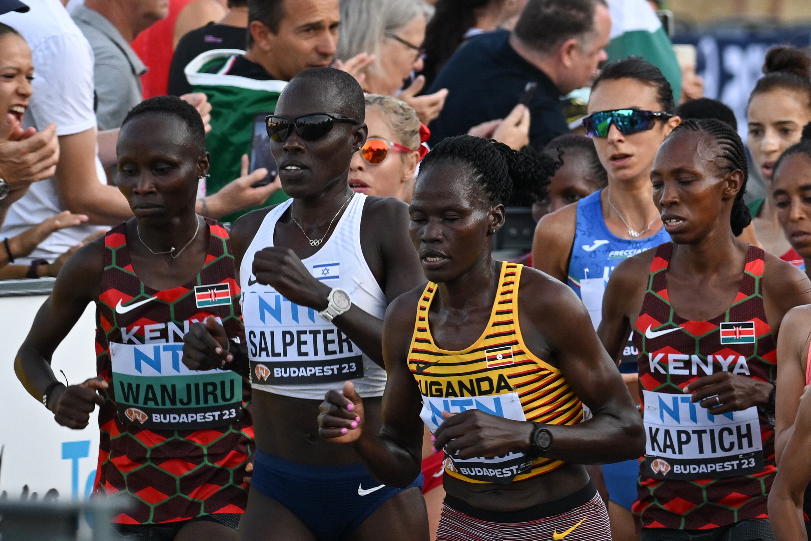 (ARCHIVOS) (De izquierda a derecha) Rosemary Wanjiru de Kenia, Lonah Chemtai Salpeter de Israel, Rebecca Cheptegei de Uganda y Selly Chepyego Kaptich de Kenia compiten en la final del maratón femenino durante el Campeonato Mundial de Atletismo en Budapest el 26 de agosto de 2023. La atleta olímpica ugandesa Rebecca Cheptegei murió después de que su novio le prendió fuego en Kenia, dijo el jefe del Comité Olímpico de Uganda el 5 de septiembre de 2024. (Foto de Ferenc ISZA / AFP)