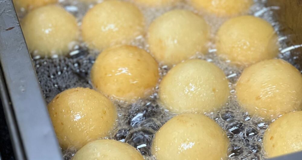 El Acueducto de Bogotá pidió a las personas no arrojar al sifón ni alcantarillas el aceite con el que se hacen los buñuelos.