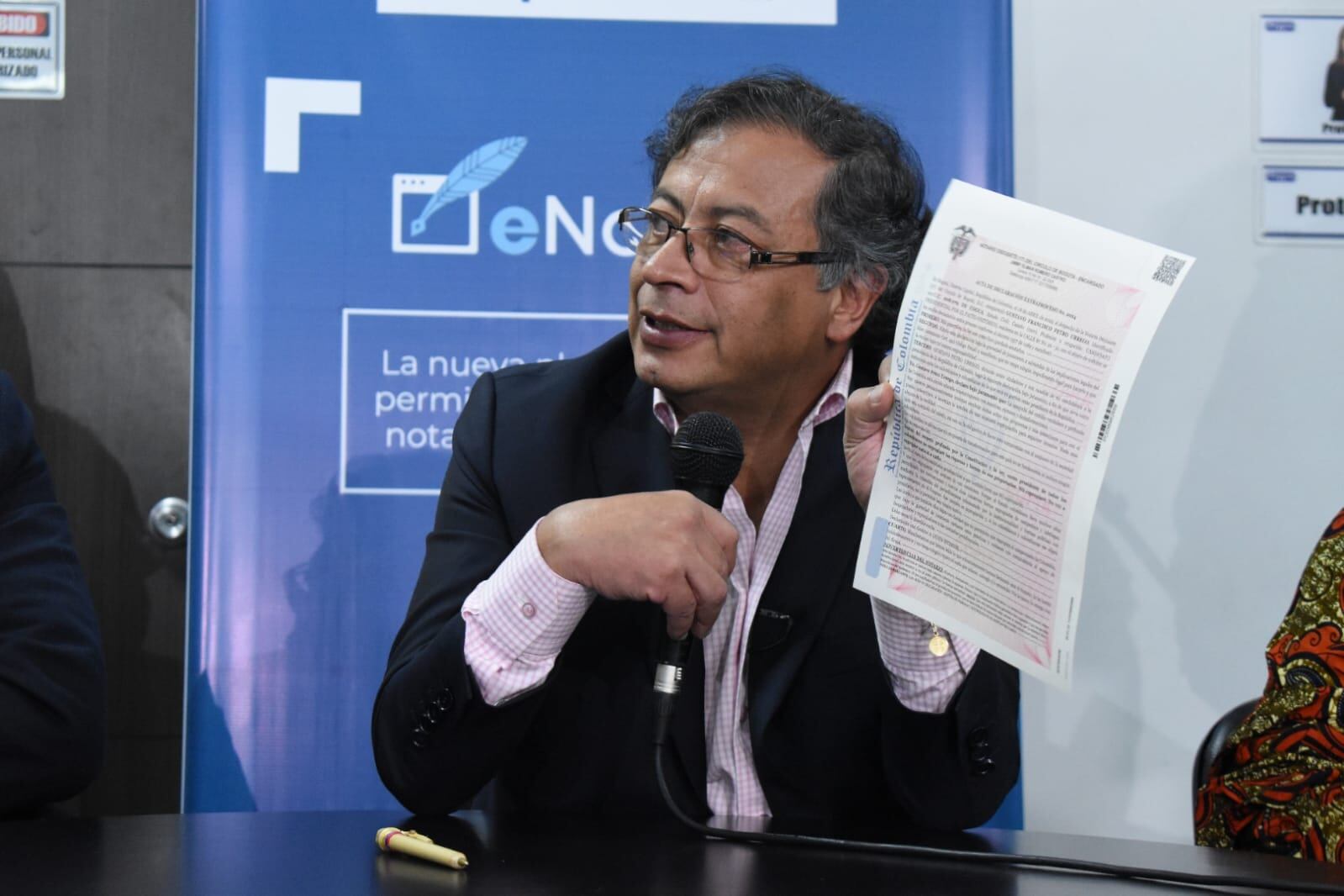 Gustavo Petro y Francia Márquez en la notaria firman documento de no expropiar