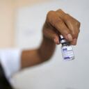 Una trabajadora sanitaria muestra la vacuna rusa que se suministra en Argentina.