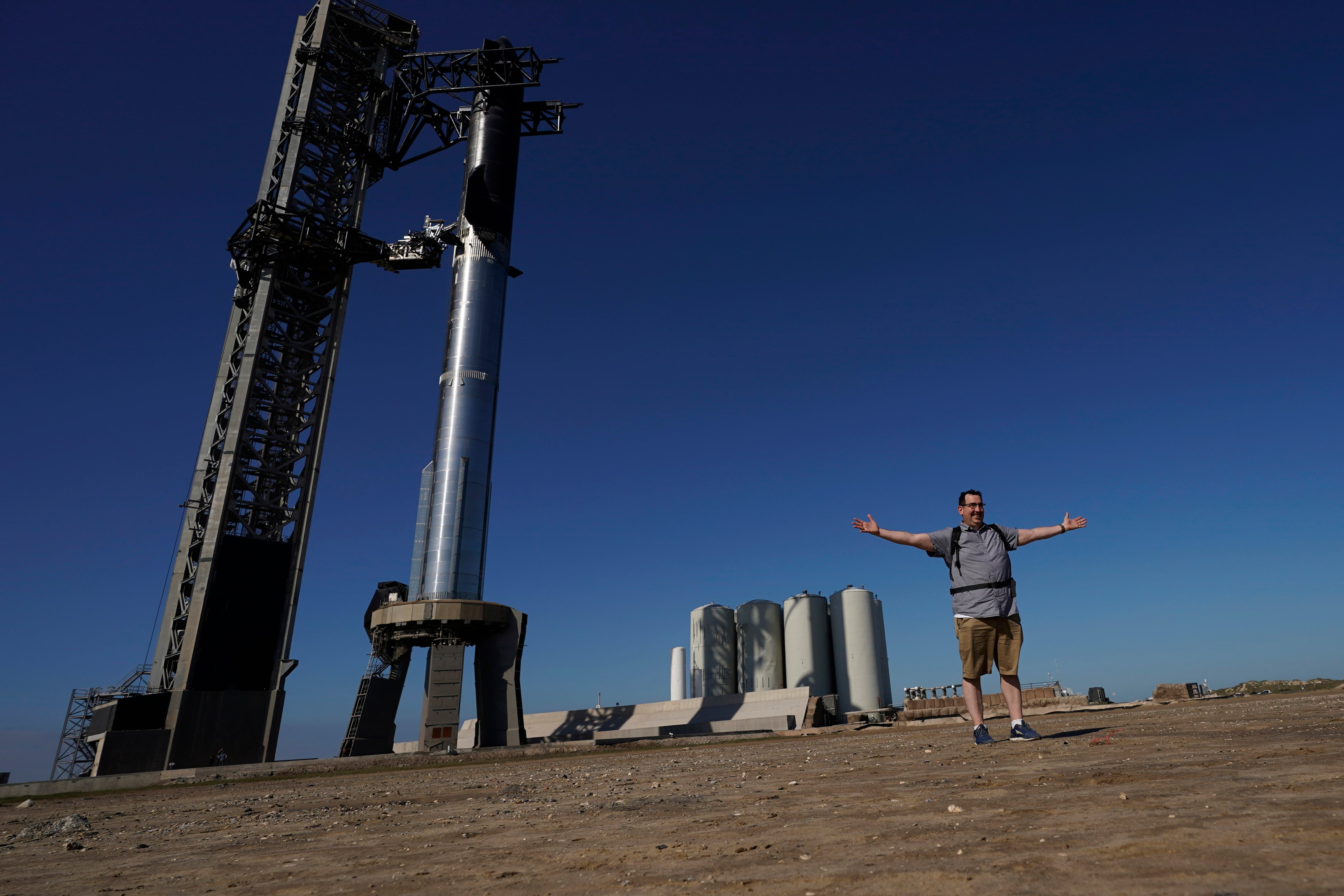 Una persona frente al cohete de SpaceX en Boca Chica, Texas, el 17 de noviembre de 2023.