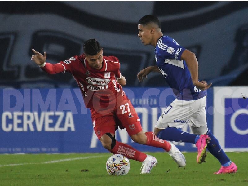 Juan Camilo Portilla disputando un balón con Daniel Cataño