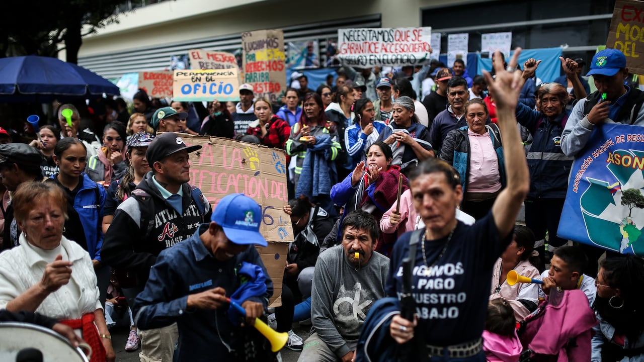 500 recicladores de oficio de Bogotá protestaron frente a las instalaciones de la Comisión de Regulación de Agua Potable, CRA, para exigir mejores condiciones que dignifiquen su oficio.