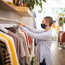 Las prendas con rayas verticales hacen lucir más altas a las mujeres.