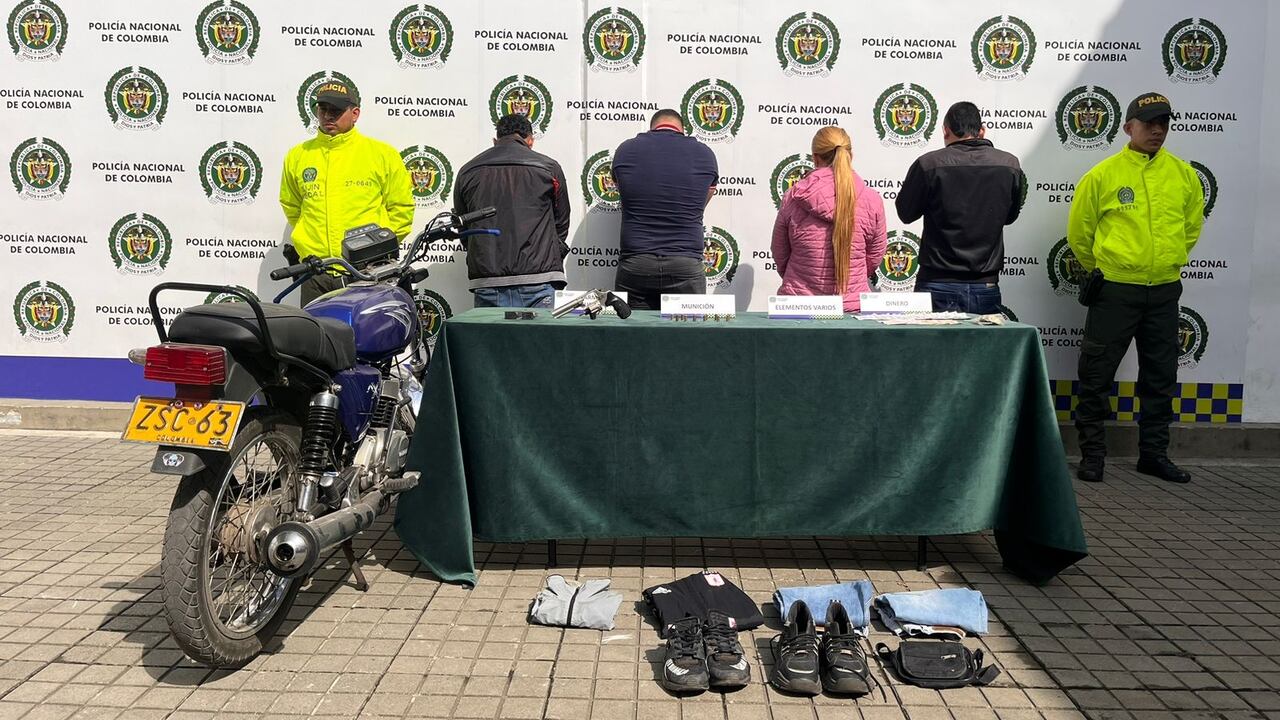 Estas personas utilizaban, en la comisión de los hurtos, llaves maestras que cumplían su función únicamente en las cajas registradoras de esas tiendas y luego escapaban a bordo de vehículos particulares y motocicletas.