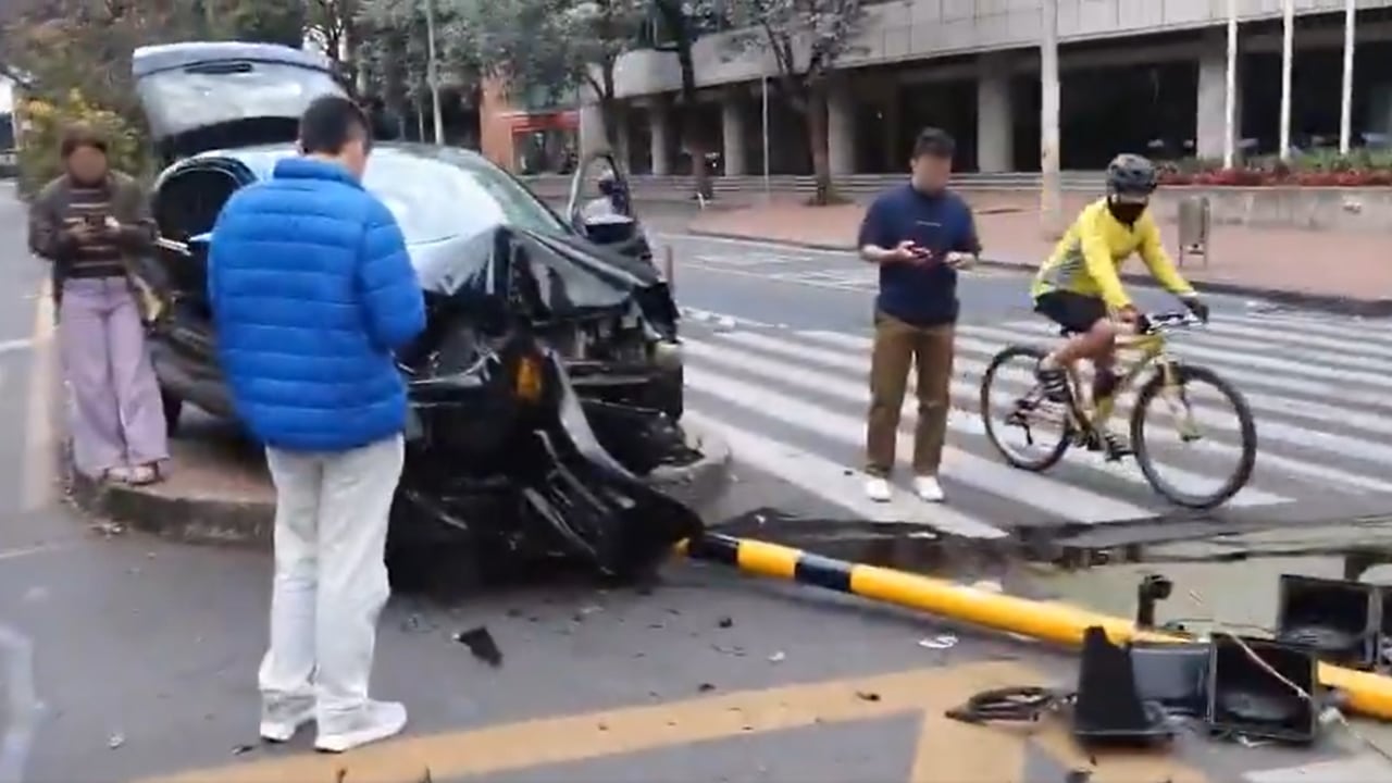 Un vehículo colisionó contra un objeto fijo en la carrera Séptima.