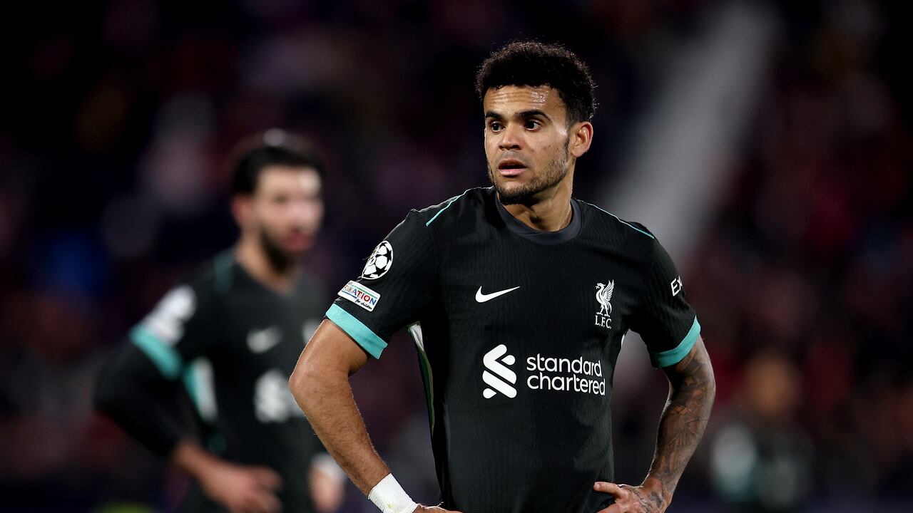 Luis Diaz del Liverpool observa durante el partido de la UEFA Champions League 2024/25 Liga Fase MD6 entre Girona FC y Liverpool FC en el Estadio Montilivi el 10 de diciembre de 2024 en Girona, España.