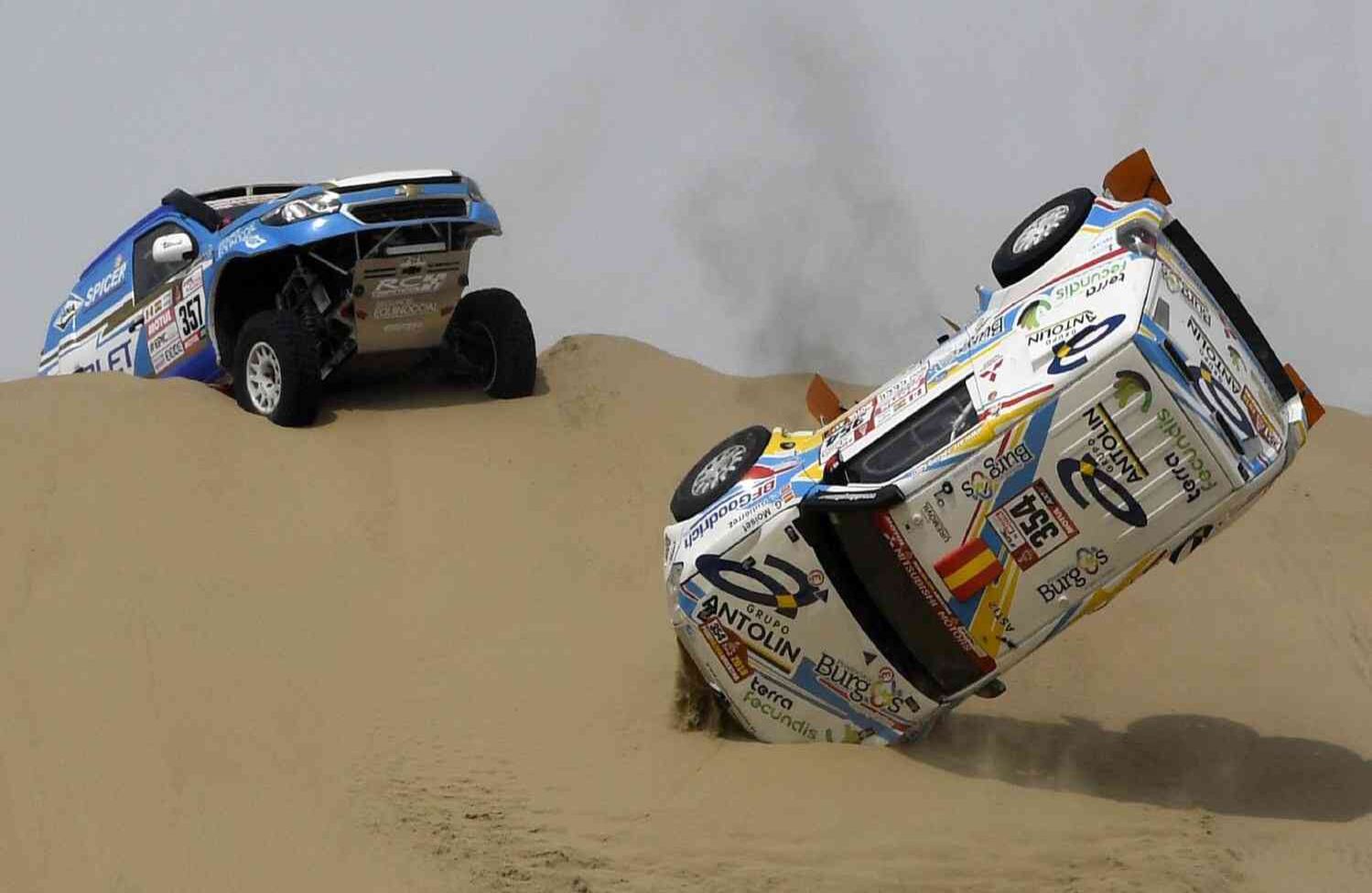 La conductora española de DKR Raid Service Cristina Gutiérrez Herrero y su copiloto Gabriel Moiset Ferrer estrellan su Mitsubishi durante la Etapa 1 del Rally Dakar entre Lima y Pisco, Perú, el 6 de enero de 2018. El piloto qatarí de Toyota Nasser Al-Attiyah y su copiloto Mathieu Baumel de Francia ganaron la Etapa 1. / AFP PHOTO / FRANCK FIFE.