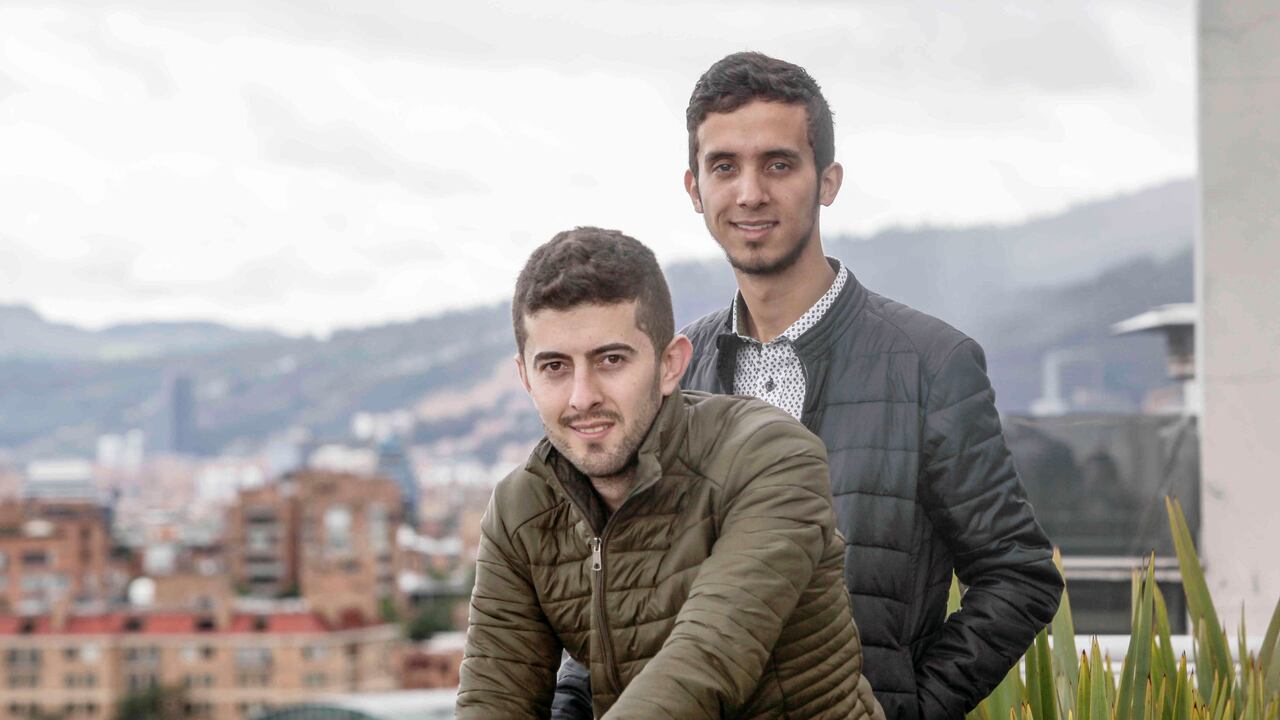 Ricardo Alfonso Giraldo y Esteban Hoyos Jaramillo, ganadores en la categoria 'Mejor Reportaje Televisivo' del Premio de Periodismo Regional Semana-Argos 2018.