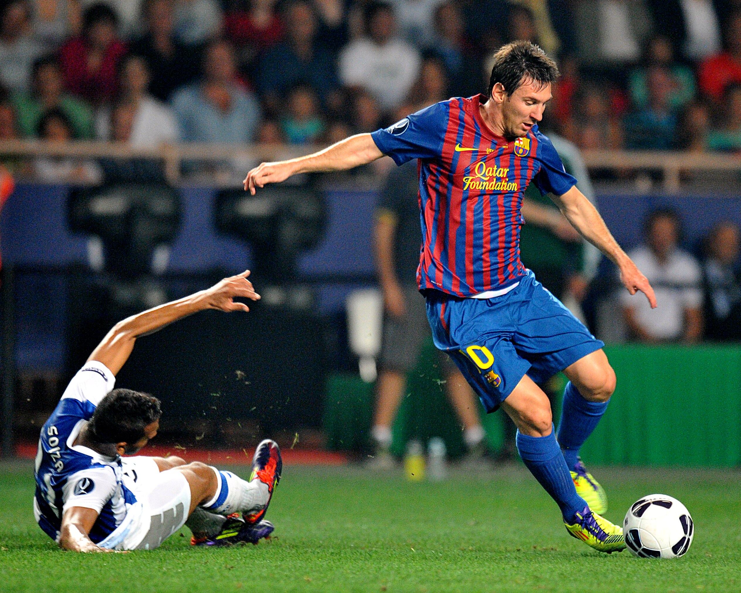 Souza en su época en el Porto marcando a Messi en 2011.