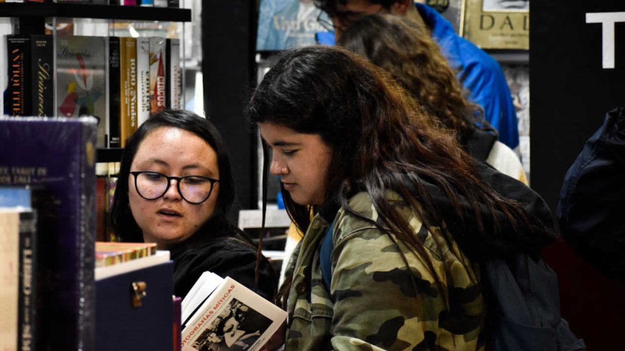 La gente visita y participa durante el 35 aniversario de la Feria Internacional del Libro de Bogotá (FILBO), en Bogotá, Colombia, el 23 de abril de 2023. (Foto de: Cristian Bayona/Long Visual Press/Universal Images Group vía Getty Images)