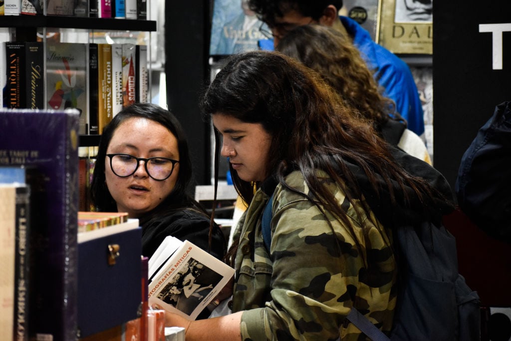 La gente visita y participa durante el 35 aniversario de la Feria Internacional del Libro de Bogotá (FILBO), en Bogotá, Colombia, el 23 de abril de 2023. (Foto de: Cristian Bayona/Long Visual Press/Universal Images Group vía Getty Images)