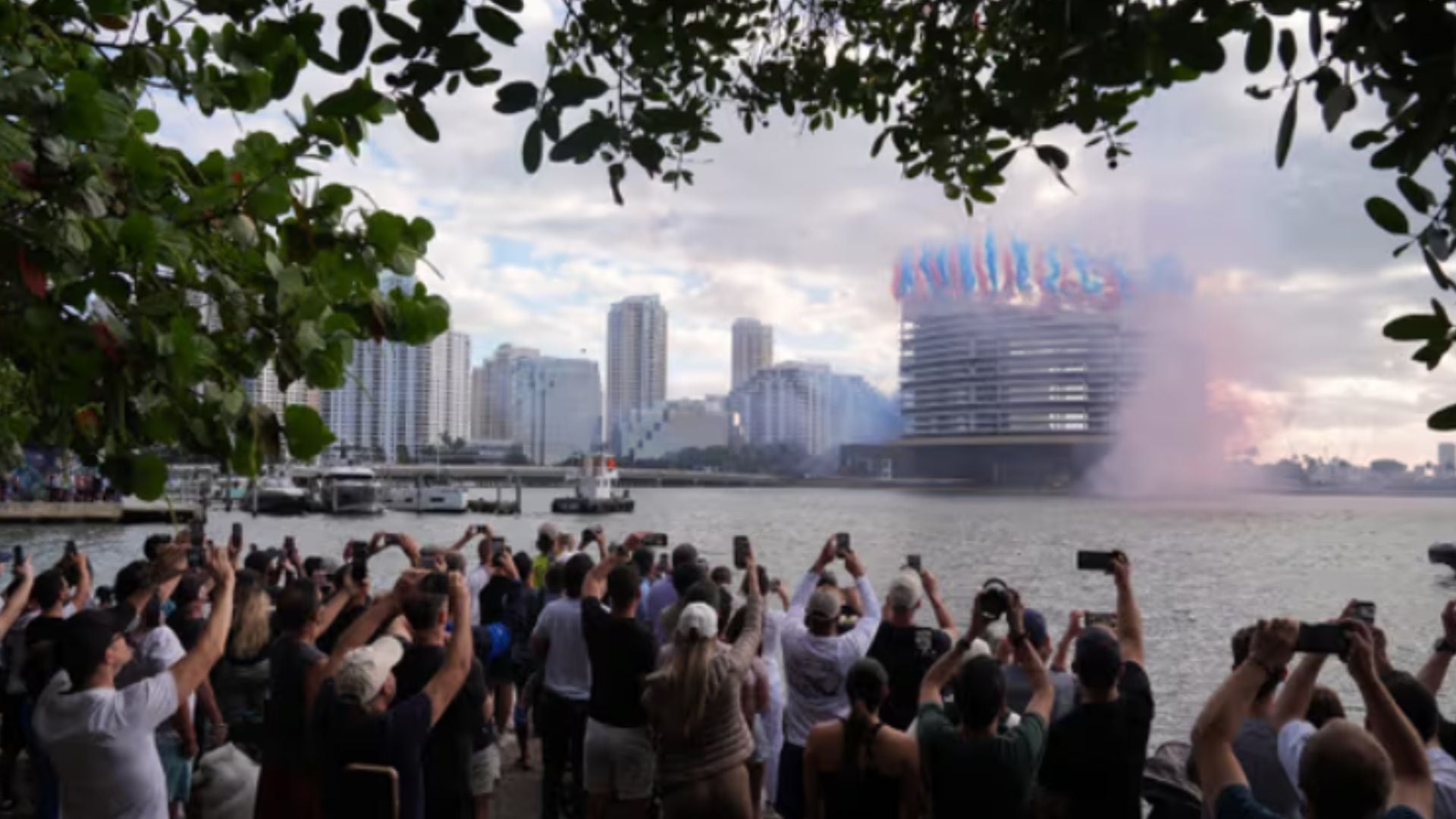 En menos de 20 segundos, los 23 pisos del edificio quedaron reducidos a escombro.