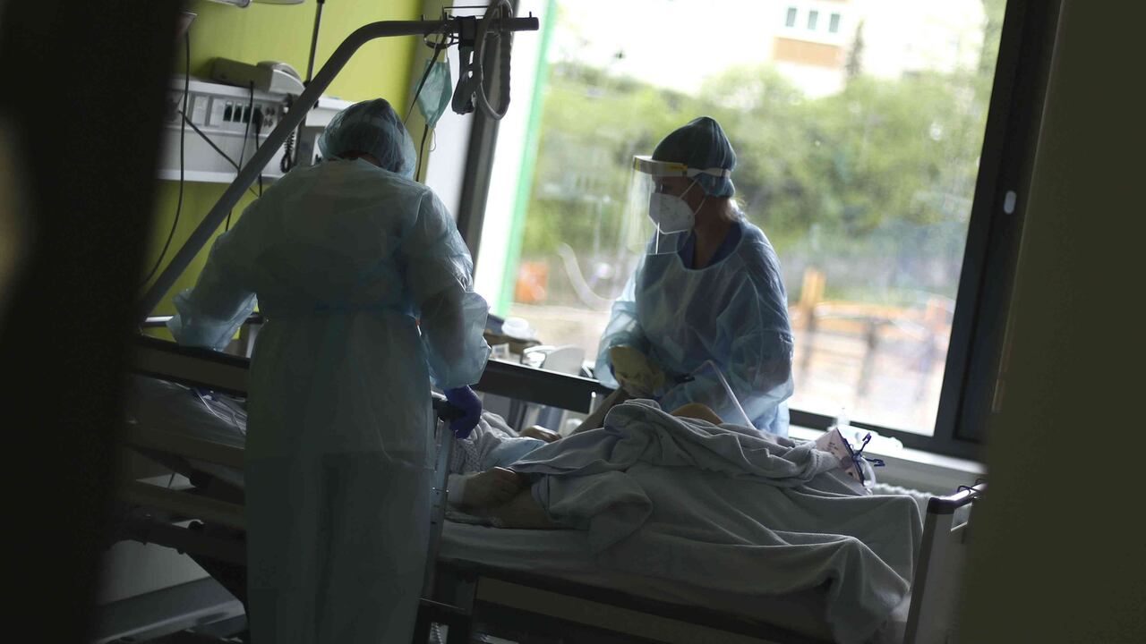Coronavirus: tres robots le hacen frente al brote en hospital de Ecuador/Foto: AP